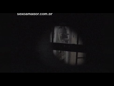 ❤️ Blondie wordt stiekem gefilmd door een voyeur uit de buurt, verstopt achter holle bakstenen Super porn at nl.markettass.ru